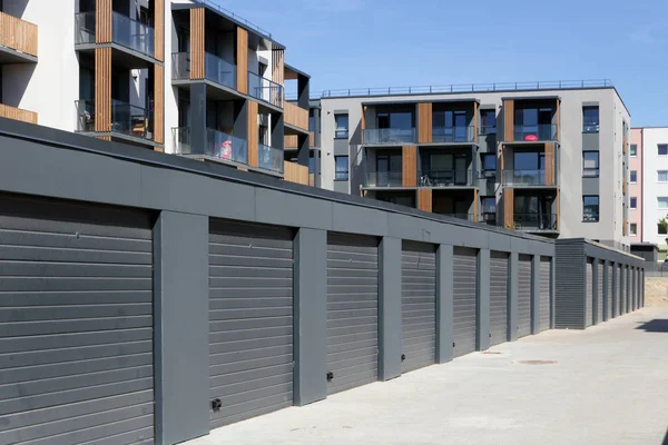 De nieuwe moderne standaard particuliere stalen garages en lage kosten AP — Stockfoto