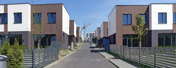 La nueva calle de casas modulares estándar moderno con apa de bajo costo — Foto de Stock