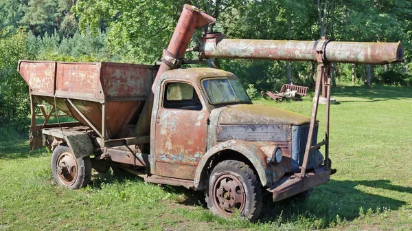 Una modificación de la soviética GAZ-51 podrido ruck oxidado roto — Foto de Stock
