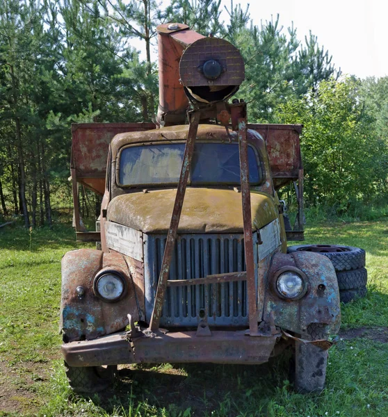 A modification of the Soviet GAZ-51 rotted broken rusty truck fo — Stock Photo, Image