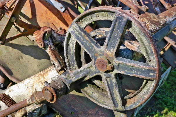 Rusty retro vintage pequeno trator engrenagens e rodas backgroun — Fotografia de Stock