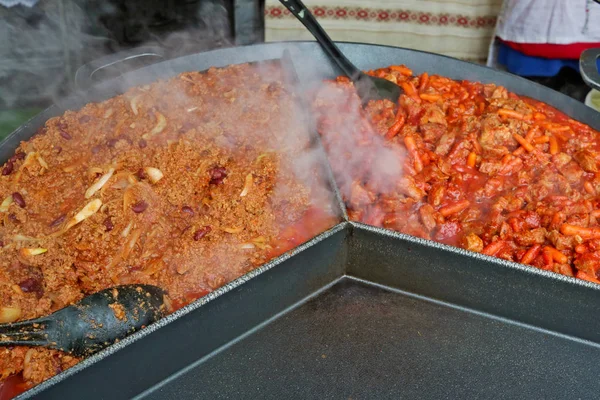 Comida rápida en la calle - carne de cerdo ahumada con zanahorias fritas y ri — Foto de Stock