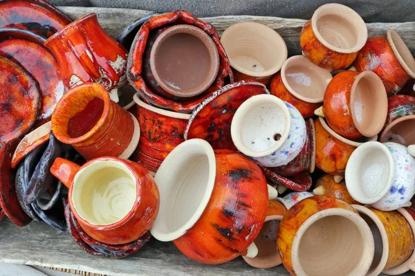 Pequeñas jarras y tazas de cerámica rural hechas a mano vendidas en una calle — Foto de Stock