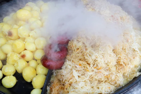 Γρήγορο φαγητό στο δρόμο-καπνιστό χοιρινό λουκάνικα τηγανισμένη πατάτα και τσάντα — Φωτογραφία Αρχείου