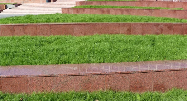 Perspective des marches en pierre de granit rouge et vert frais g — Photo