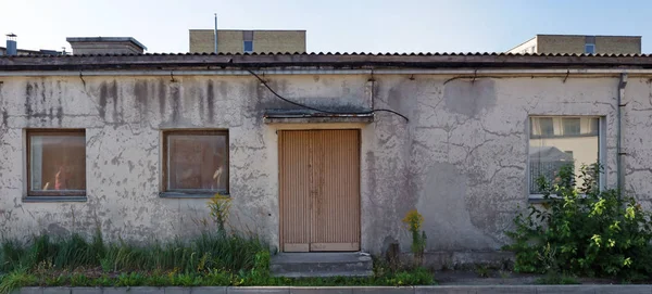 Trois fenêtres courbes pourries dans le mur plâtré jaune d'un r — Photo