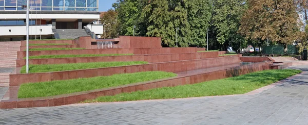 La renovada fuente restaurada cerca del público Vilnius Opera Ho — Foto de Stock