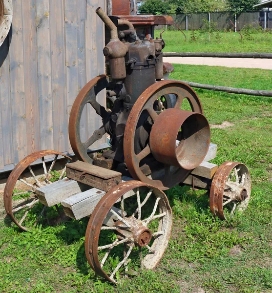 Rusty vintage pequenos tratores motor diesel esquecido perto — Fotografia de Stock