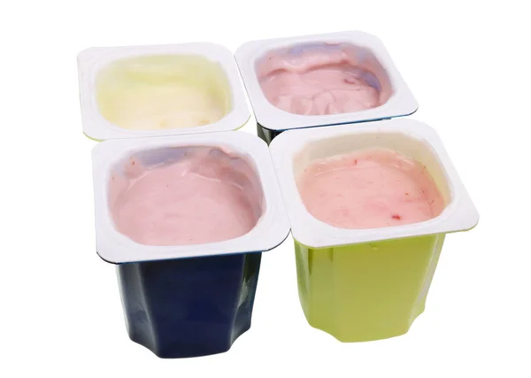 Дешевый обезжиренный вишневый и клубничный йогурт в голубом и зеленом. — стоковое фото
