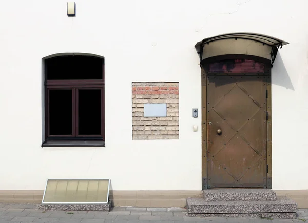 Kunststofffenster und eine Vintage-Metalltür in der renovierten Öffentlichkeit — Stockfoto