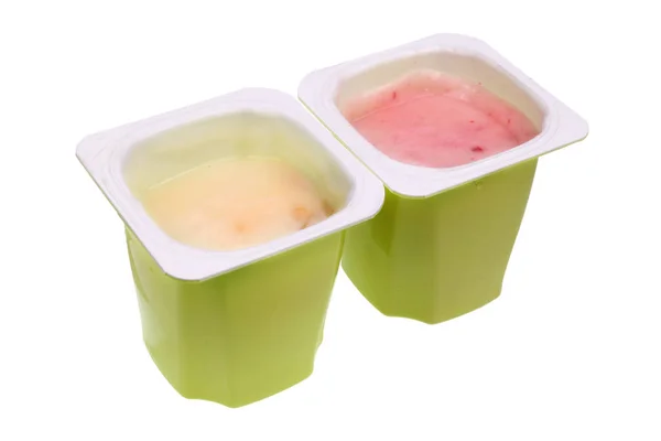 Yogur de frutas descremadas real en copas de plástico abiertas verdes aisladas m — Foto de Stock