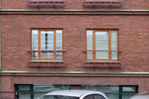 Deux Fenêtres Modernes Plastique Rouge Dans Mur Maison Brique Rouge — Photo