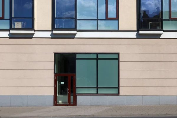 Neue Glastür Und Fenster Zum Neuen Bürogebäude — Stockfoto