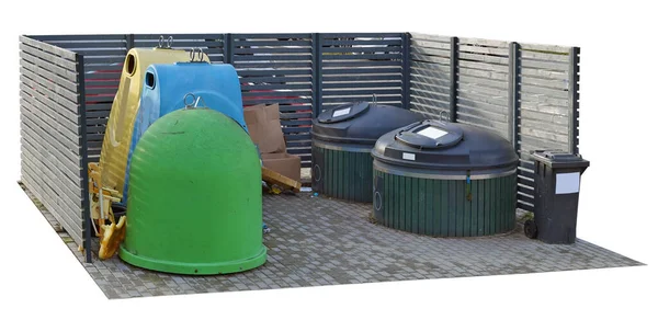 在城市的街道上 一个木制围栏后面安装了新的现代塑料容器 用于收集家庭垃圾 被隔离了 — 图库照片