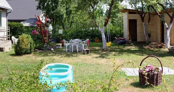 Halaman Belakang Sebuah Rumah Desa Miskin Dengan Kolam Plastik Anak — Stok Foto