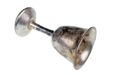 Masanın üzerinde antik metal gümüş içki bardakları var. Beyaz stüdyo makrosu üzerinde izole edilmiş.