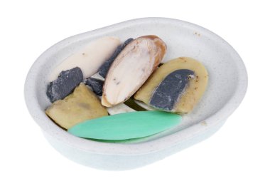 Kırsal, eski, kırık plastik tabaklarda kırılmış sabun dilimleri. İzole edilmiş stüdyo makrosu