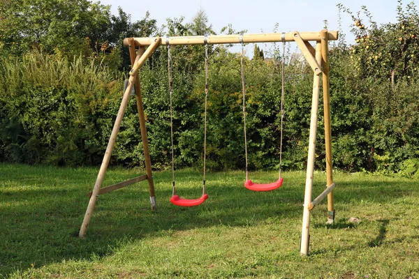 儿童秋千 由木头和绳索制成 安装在一座农村房屋的后院 — 图库照片