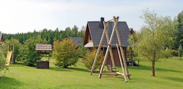 Kinderspielplätze Ländlicher Dorfgartenlandschaft — Stockfoto