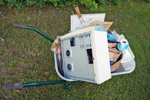 Auf Einer Schubkarre Werden Alter Müll Und Computer Herausgeholt Müllkonzept — Stockfoto