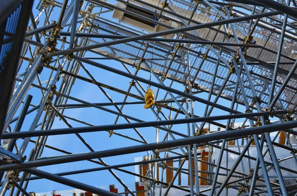 Guincho Elétrico Com Gancho Aço Amarelo Instalado Andaimes — Fotografia de Stock