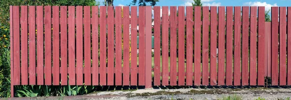 Hay Jardín Pobre Una Casa Pueblo Detrás Una Cerca Madera —  Fotos de Stock