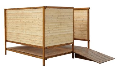 Şehir plajında üstünü değiştirmek için orijinal ahşap kulübe. Beyazda izole edilmiş