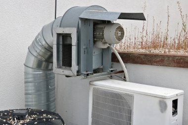 Havalandırma ve havalandırma için elektrik motoru duvara monte edildi.