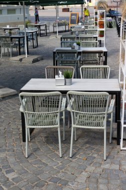 VILNIUS, LITHUANIA - 22 AĞUSTOS 2020: Katedral Meydanı 'nın yanındaki Didzuoji Caddesi' ndeki popüler kafe. Karantina sırasında müşteriler sadece dışarıda servis edilir..