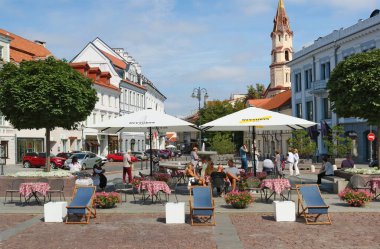 VILNIUS, LITHUANIA - 22 AĞUSTOS 2020: Didzuoji Bulvarı 'ndaki Çekiş Salonu Meydanı' nın yanındaki popüler kafe ve bira pab. Karantina sırasında müşteriler sadece dışarıda servis edilir..