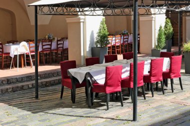 Eski şehir caddesinde boş bir kafeterya. Güneşli bir gün.