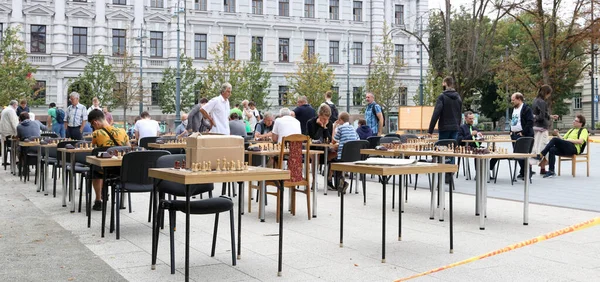 VILNIUS, LITHUANIA - 22 AĞUSTOS 2020 Karantina sırasında, şehir satranç turnuvası Lukishkes Meydanı 'ndaki halk parkında düzenlendi.