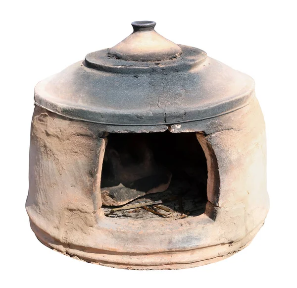 揚げパンのための古代の粘土素朴なオーブン 白に隔離された — ストック写真