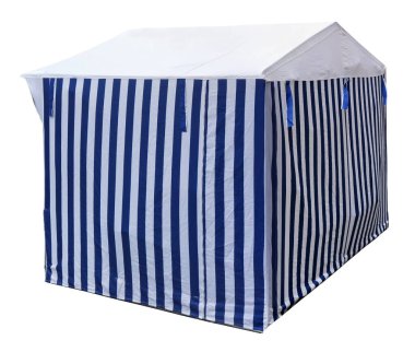 Sokağa kurulmuş küçük pazar için beyaz mavi tuval çadırı. Beyazda izole edilmiş 