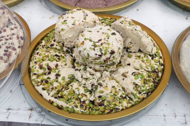 Ev yapımı tatlı, fıstıklı fındıklı, sokakta satılıyor.