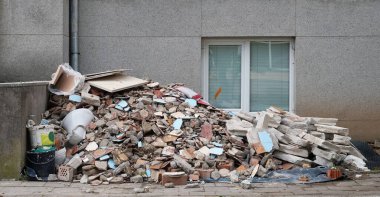 Eski okul yakınlarında inşaat alanı enkazı