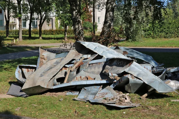 Oude Roestige Ijzeren Platen Een Stortplaats Renovatie Van Een Woongebouw — Stockfoto