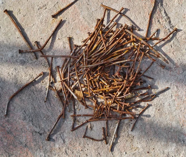 Heap Van Roestige Gebogen Nagels Zijn Gestapeld Granieten Steen — Stockfoto