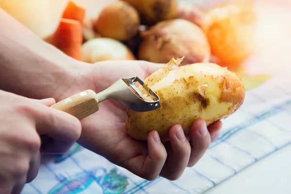 労働者は野菜の洗浄のためのツールを手に保持しています 手とジャガイモをクローズ アップ — ストック写真