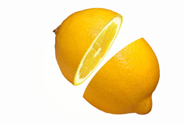 limon iki parçayı tarafından yakın bir beyaz bir arka plan üzerinde kesilir