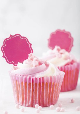 Cupcake Kek Ahududu krem tatlı pembe şekerler mermer zemin üzerine