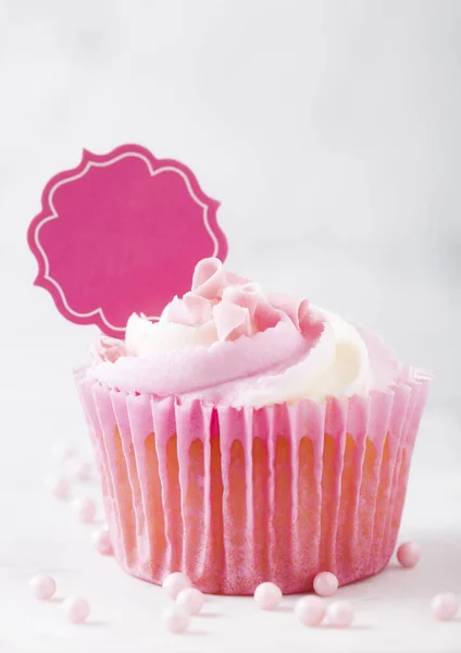 Muffin Cupcake Con Crema Lamponi Dessert Sfondo Marmo Con Caramelle — Foto Stock