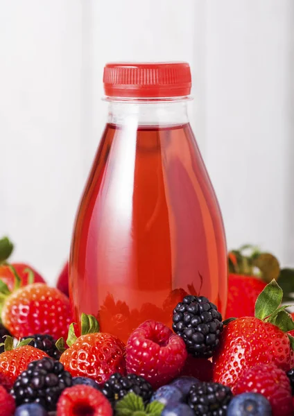 Plastic Bottle Berries Soda Juice Drink Wooden Background Fresh Strawberries — Stock Photo, Image