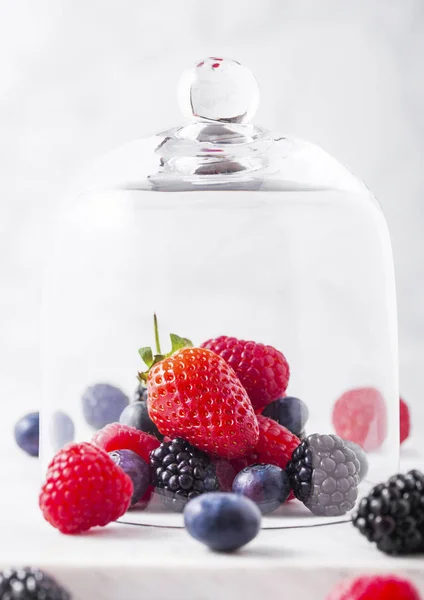 Frische Bio Sommerbeeren Auf Marmorplatte Mit Glasabdeckung Blaubeere Und Erdbeere — Stockfoto