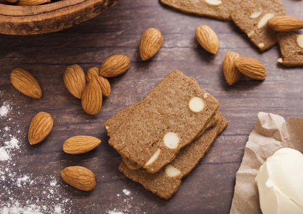 Hausgemachte Mandelkekse Mit Rohen Mandeln Und Butter Auf Holzgrund — Stockfoto