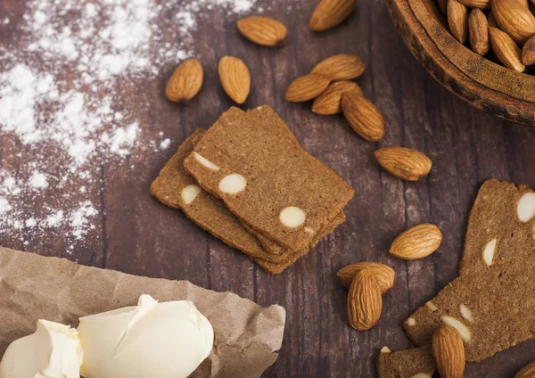 Hausgemachte Mandelkekse Mit Rohen Mandeln Und Butter Auf Holzgrund — Stockfoto