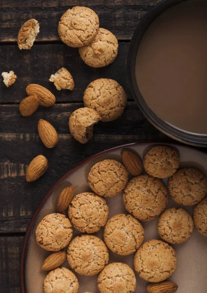 Zelfgemaakte Amandel Koekje Cookies Met Cappuccino Houten Achtergrond — Stockfoto