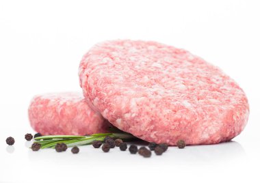 Biber ve beyaz arka plan üzerinde rosemarine ham taze et Burger