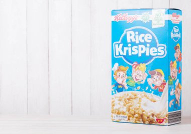 Londra, İngiltere - 01 Haziran 2018: Kutu Kellogg's Rice Krispies kahvaltı gevreği Beyaz ahşap zemin üzerinde.