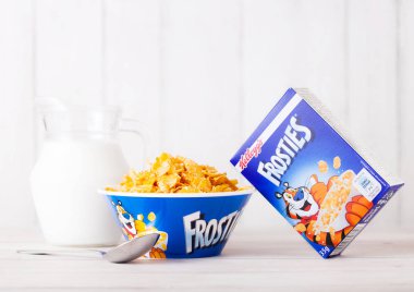 Londra, İngiltere - 01 Haziran 2018: Kutu Kellogg's Frosties kahvaltı gevreği süt ve plaka Beyaz ahşap zemin üzerinde.